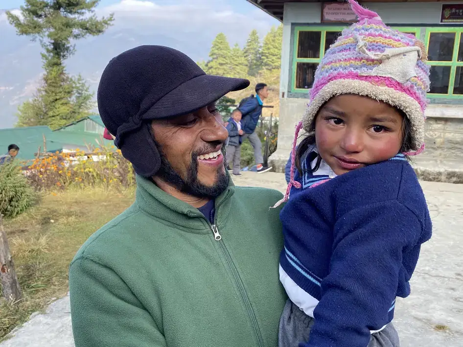 Népalais avec jeune fille dans ses bras