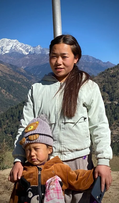 jeune fille et garçon népalais
