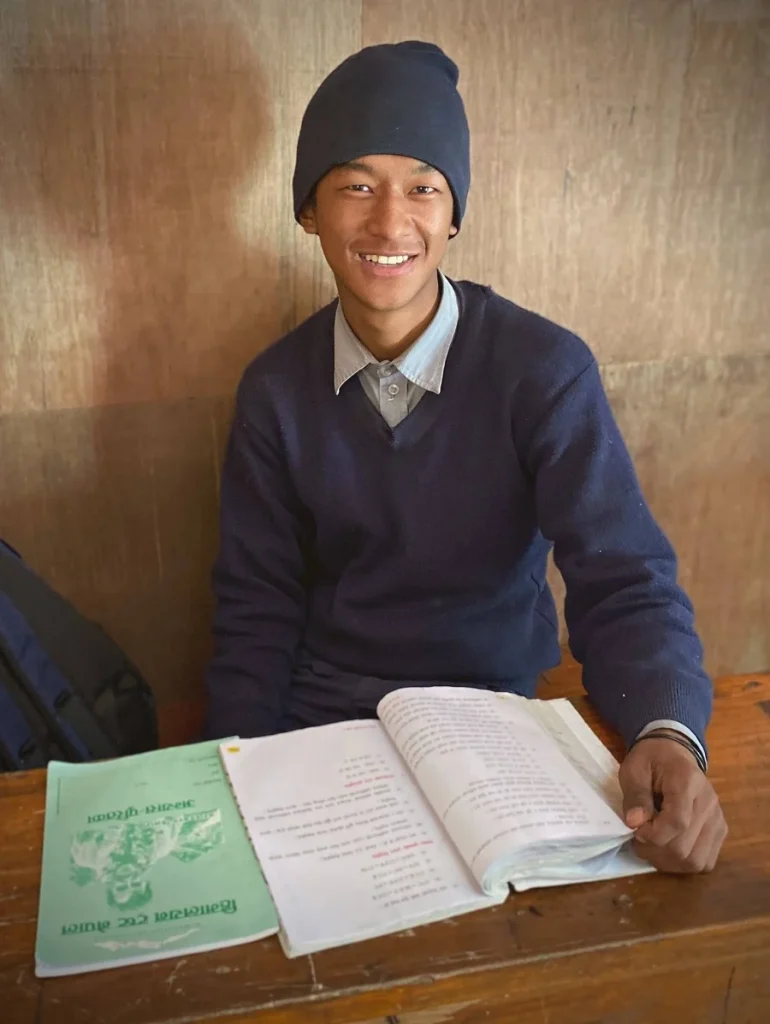 jeune népalais à l'école