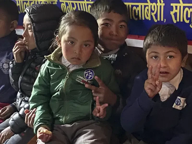 garçons et filles népalaise